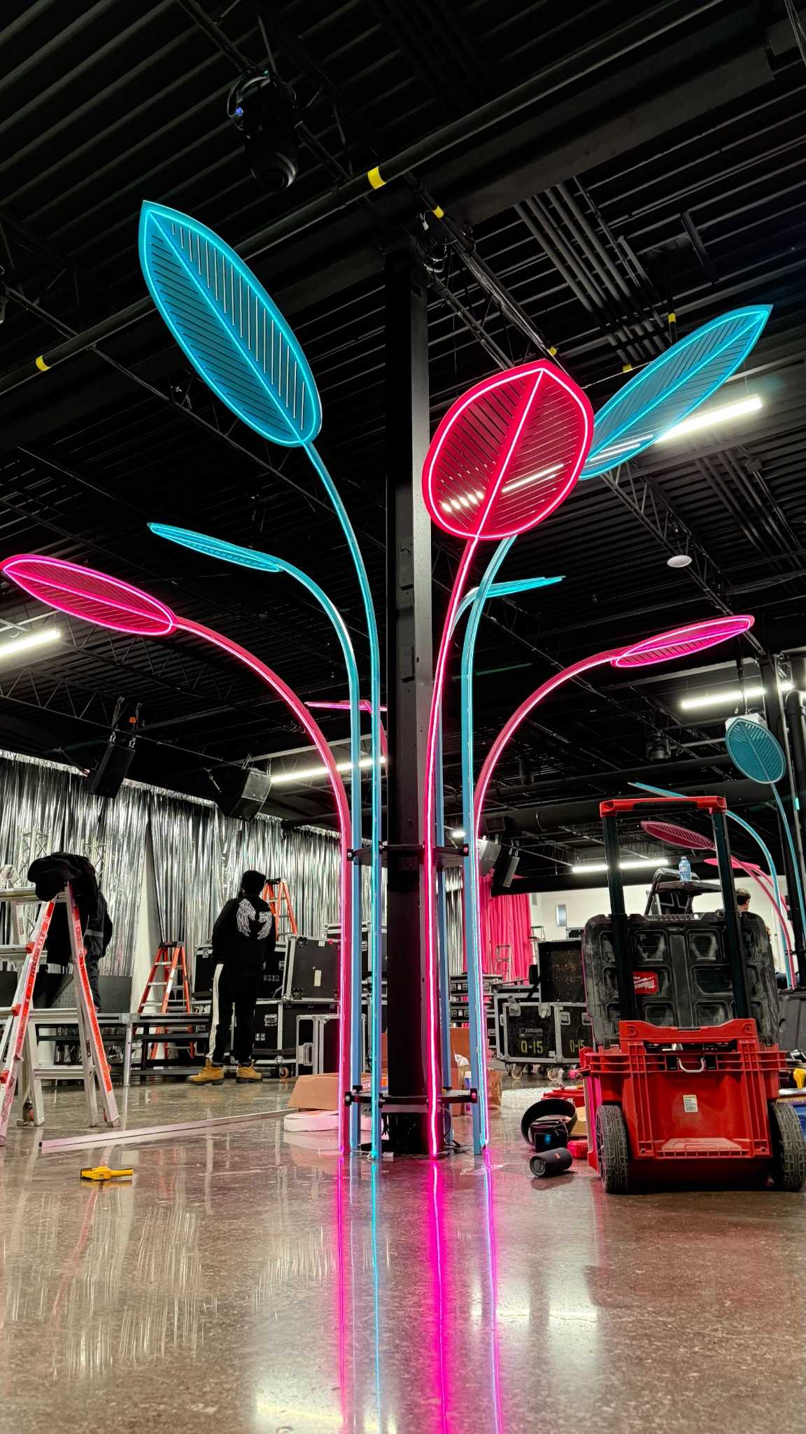 oversized-colourful-exhibition-even-decor